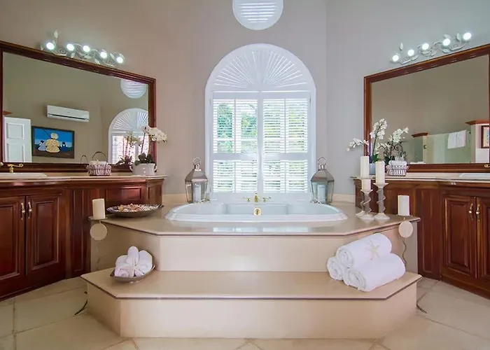 Sprawling 7br Overlooking The Sea Pool Hot Tub & Access Montego Bay