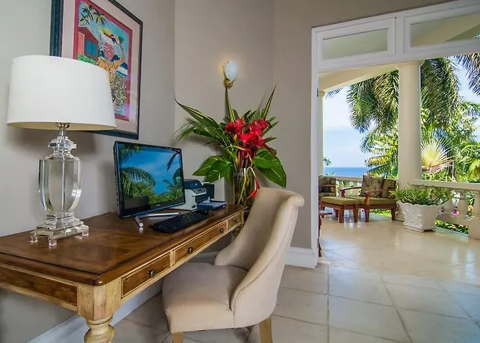 Sprawling 7br Overlooking The Sea Pool Hot Tub & Access * Montego Bay