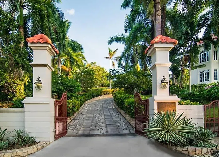 Sprawling 7br Overlooking The Sea Pool Hot Tub & Access * Montego Bay